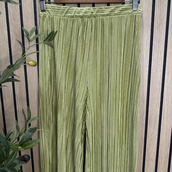 Lime Pleated Halter Top & Wide-Leg Pants Set - 2SAINTS | Size M - Picture 5 of 10